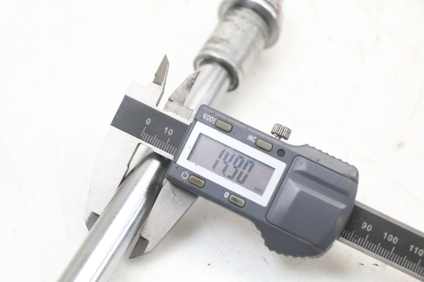 photo de EJE RUEDA DELANTERO REGAL RAPTOR SPYDER 125 (2010 - 2018) - Primer plano técnico