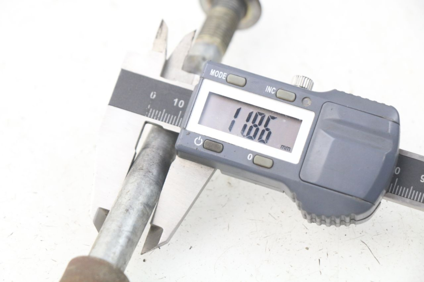 photo de EJE DE LA RUEDA DELANTERA APOLLO RFZ 150 - Otra perspectiva