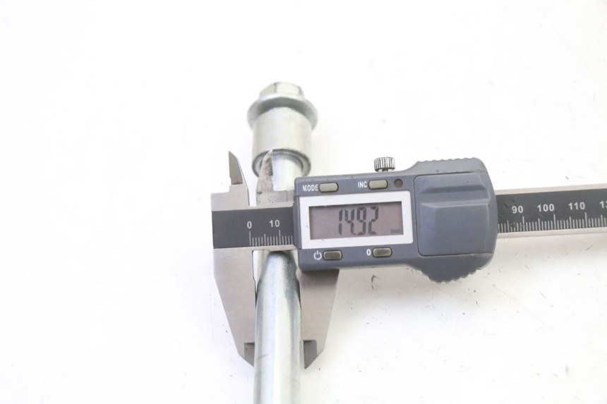 photo de EJE DE LA RUEDA DELANTERA APOLLO RFZ 125 - Primer plano técnico