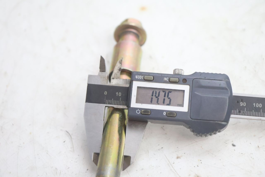 photo de EJE DE LA RUEDA DELANTERA APOLLO RFZ 150 - Primer plano técnico