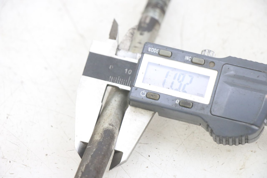 photo de EJE DE LA RUEDA DELANTERA GILERA RK 50 (1996 - 1999) - Detalle de la pieza