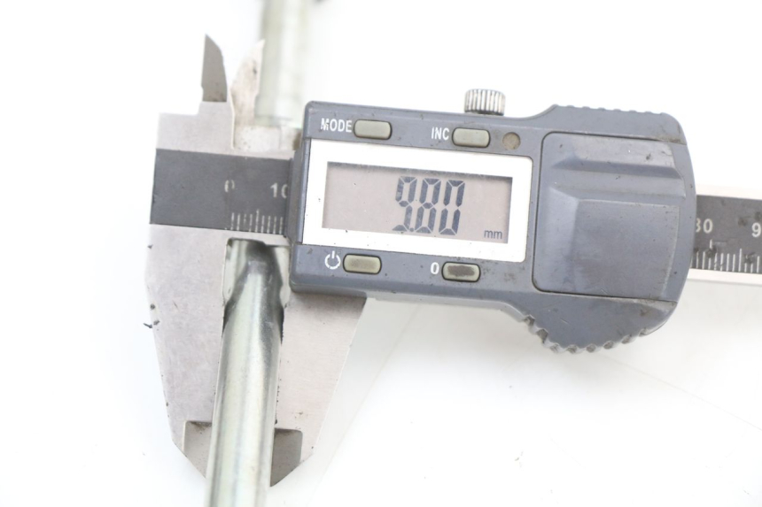 photo de EJE DE LA RUEDA DELANTERA TNT MOTOR ROMA 10' 4T 50 (2019 - 2022) - Primer plano técnico