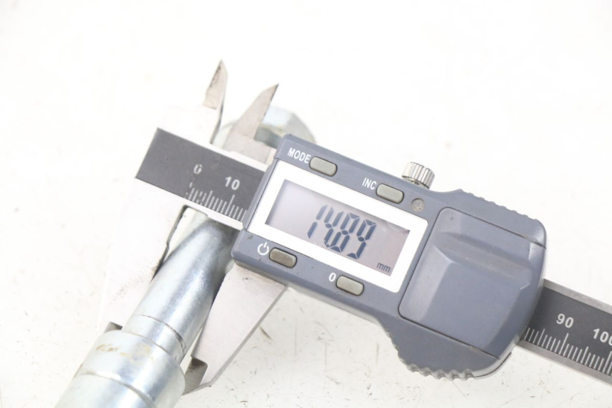 photo de EJE RUEDA DELANTERO MINI MX ROOKIE 125 - Zoom estado de uso