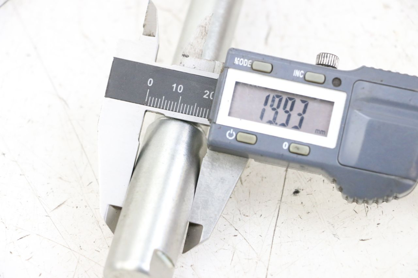 photo de EJE RUEDA DELANTERO ROYAL ENFIELD CONTINENTAL GT 650 (2019 - 2024) - Otra perspectiva