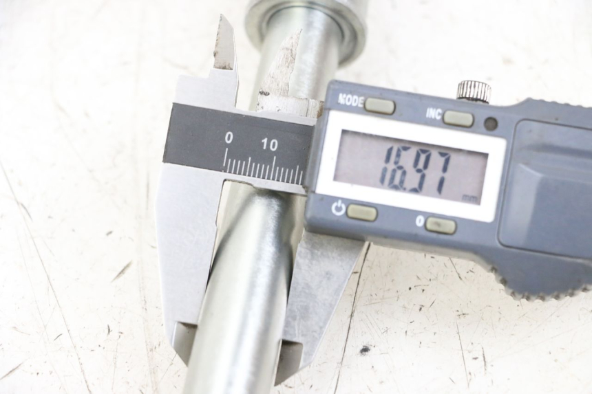 photo de EJE RUEDA DELANTERO ROYAL ENFIELD CONTINENTAL GT 650 (2019 - 2024) - Primer plano técnico