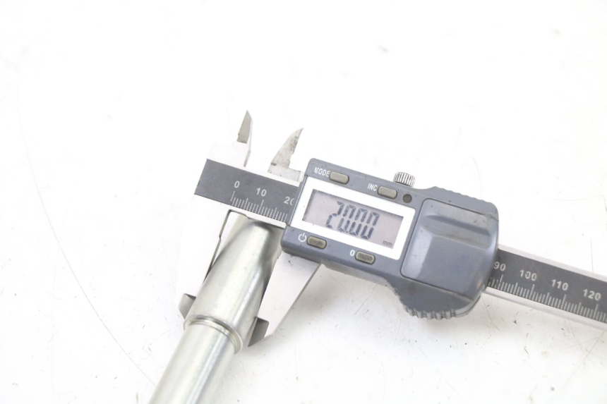 photo de EJE RUEDA DELANTERO ROYAL ENFIELD HYMALAYAN 410 (2016 - 2023) - Primer plano técnico