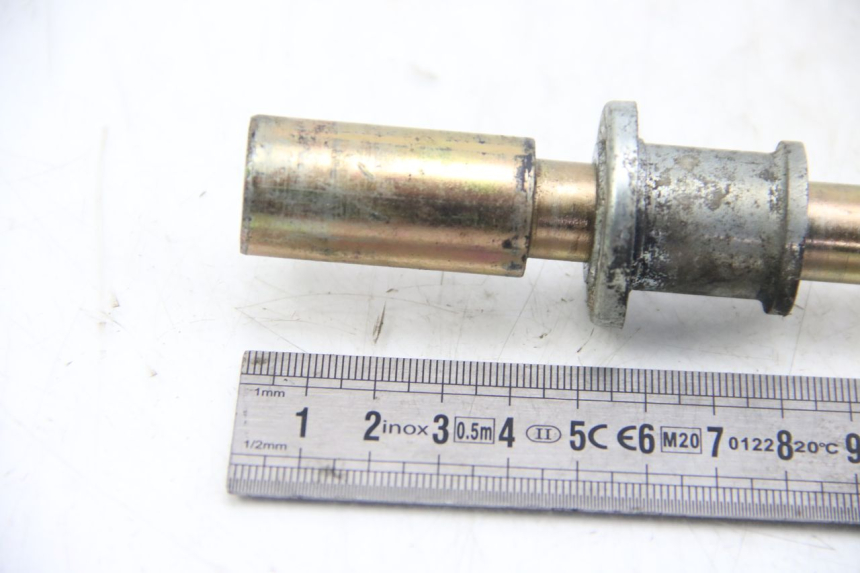 photo de EJE DE LA RUEDA DELANTERA HYOSUNG RT KARION 125 (2003 - 2007) - Otra perspectiva