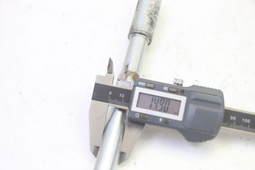 photo de EJE DE LA RUEDA DELANTERA GILERA RUNNER SP 50 (2009 - 2017) - Primer plano técnico