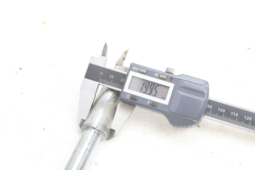 photo de EJE RUEDA DELANTERO GILERA RUNNER SP 50 (2002 - 2004) - Primer plano técnico