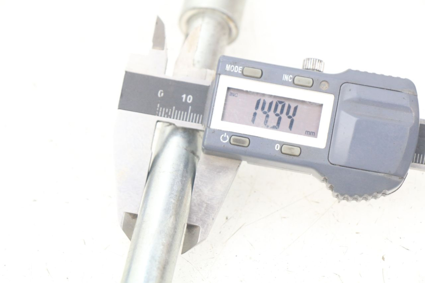 photo de EJE DE LA RUEDA DELANTERA APOLLO RXF 125 - Zoom estado de uso