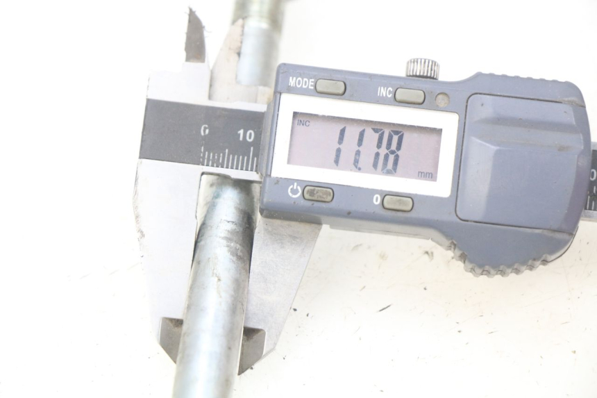 photo de EJE DE LA RUEDA DELANTERA JM MOTORS SANTANA 50 (2014 - 2023) - Otra perspectiva