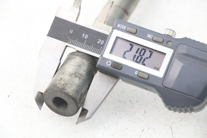 photo de EJE RUEDA DELANTERO PEUGEOT SATELIS 500 (2007 - 2013) - Primer plano técnico