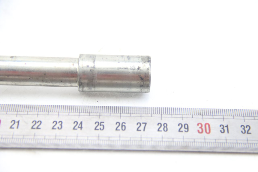 photo de EJE DE LA RUEDA DELANTERA PEUGEOT SATELIS 125 (2006 - 2009) - Primer plano técnico