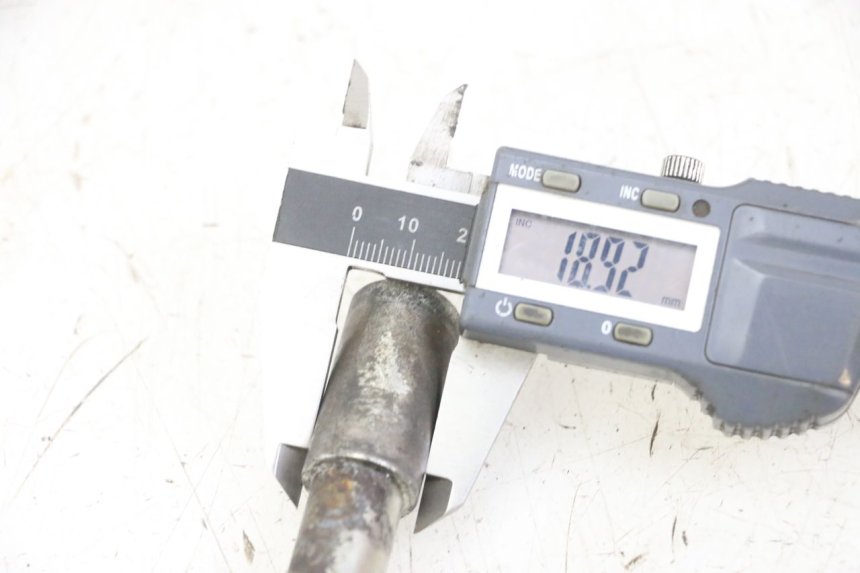 photo de EJE RUEDA DELANTERO PEUGEOT SATELIS 125 (2013 - 2018) - Detalle de la pieza