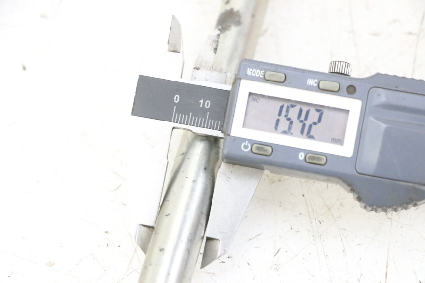 photo de EJE RUEDA DELANTERO PEUGEOT SATELIS 125 (2013 - 2018) - Zoom estado de uso