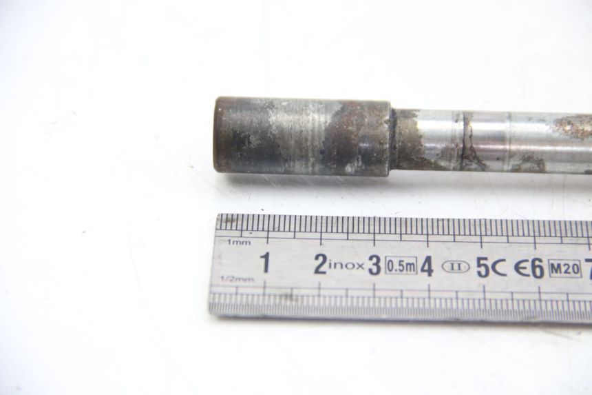 photo de EJE DE LA RUEDA DELANTERA APRILIA SCARABEO 4T 50 (2009 - 2017) - Primer plano técnico