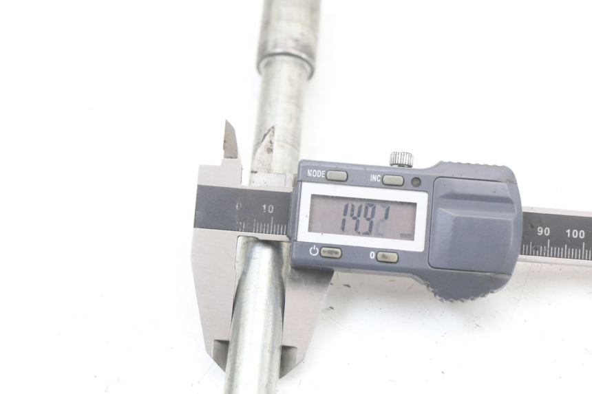 photo de EJE RUEDA DELANTERO APRILIA SCARABEO GT 125 (1999 - 2007) - Primer plano técnico