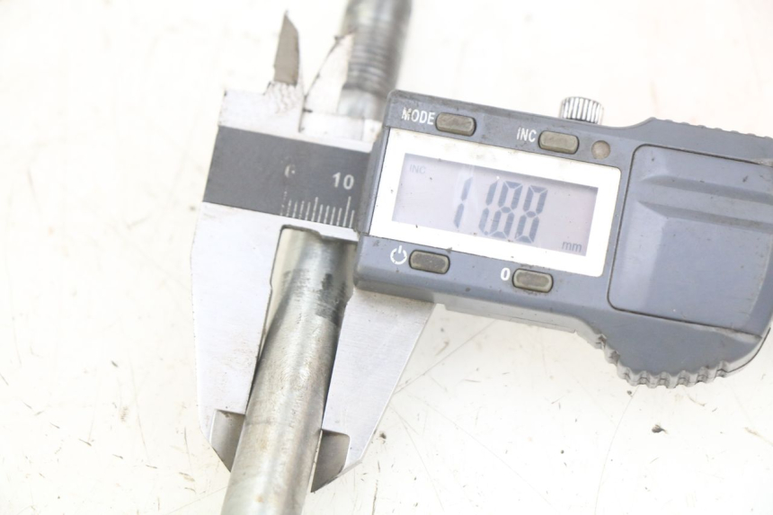 photo de EJE DE LA RUEDA DELANTERA APRILIA SCARABEO 100 (2003 - 2012) - Detalle de la pieza