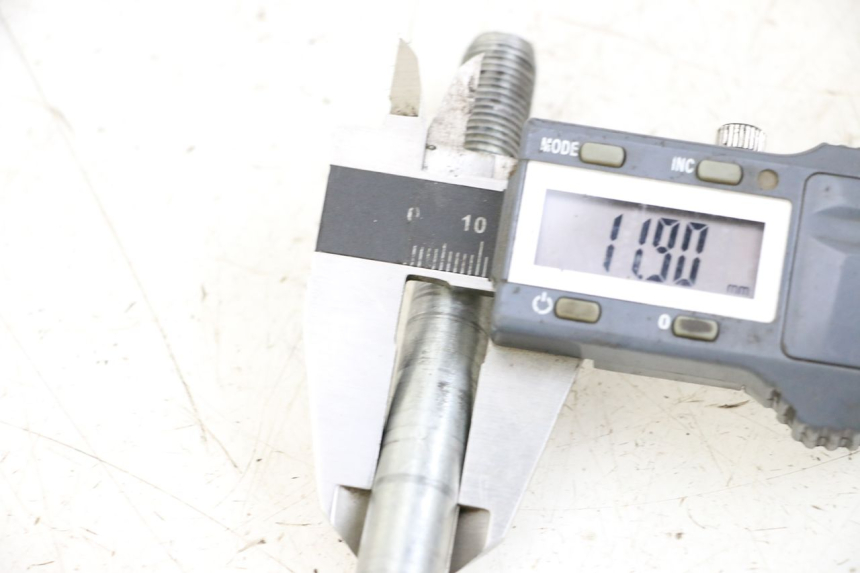 photo de EJE DE LA RUEDA DELANTERA APRILIA SCARABEO 100 (2003 - 2012) - Zoom estado de uso