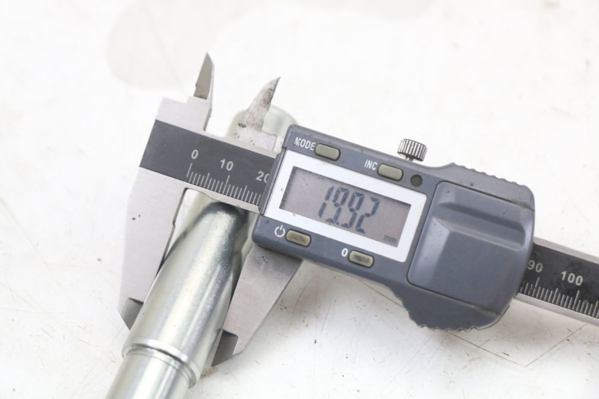 photo de EJE RUEDA DELANTERO ROYAL ENFIELD SCRAM 411 (2022 - 2024) - Primer plano técnico