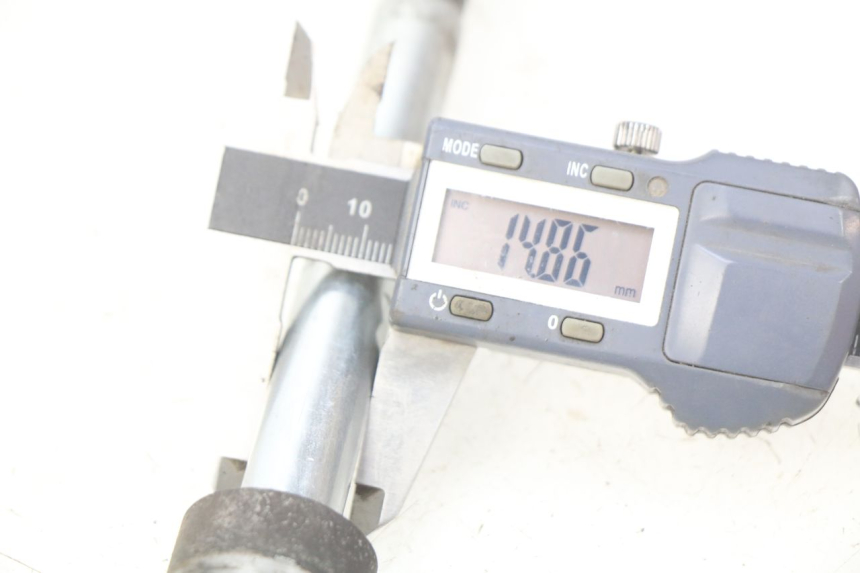 photo de EJE DE LA RUEDA DELANTERA SUZUKI SIXTEEN 125 (2008 - 2010) - Detalle de la pieza