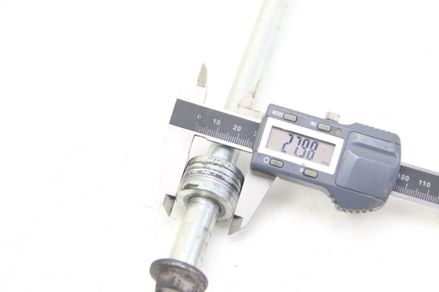 photo de EJE DE LA RUEDA DELANTERA SUZUKI SIXTEEN 125 (2008 - 2010) - Zoom estado de uso