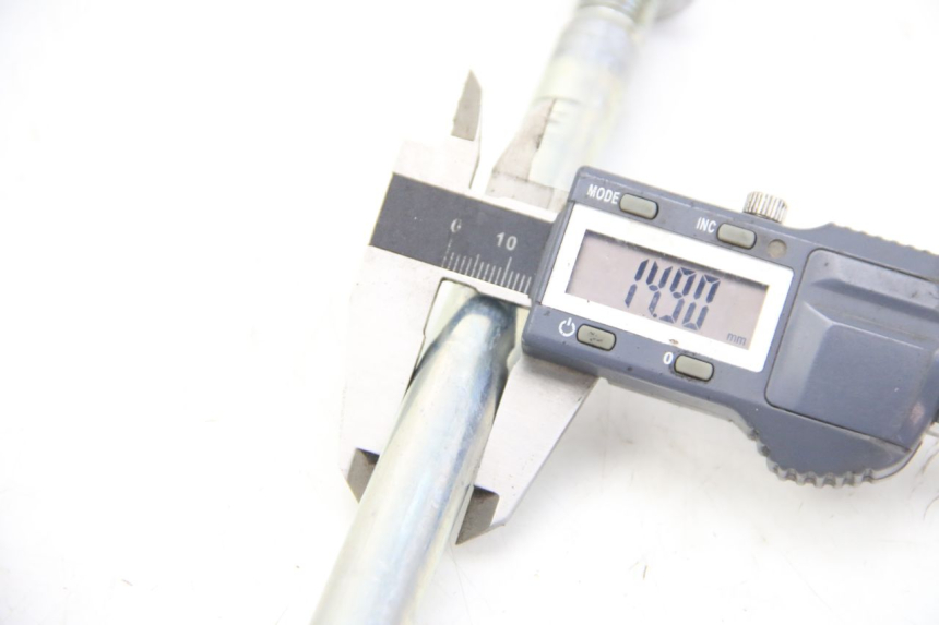 photo de EJE DE LA RUEDA DELANTERA SUZUKI SIXTEEN 125 (2008 - 2010) - Otra perspectiva