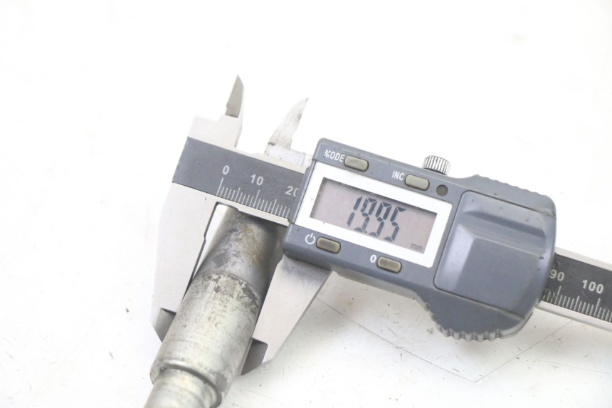 photo de EJE RUEDA DELANTERO SMALL MX THUNDER 250 - Primer plano técnico