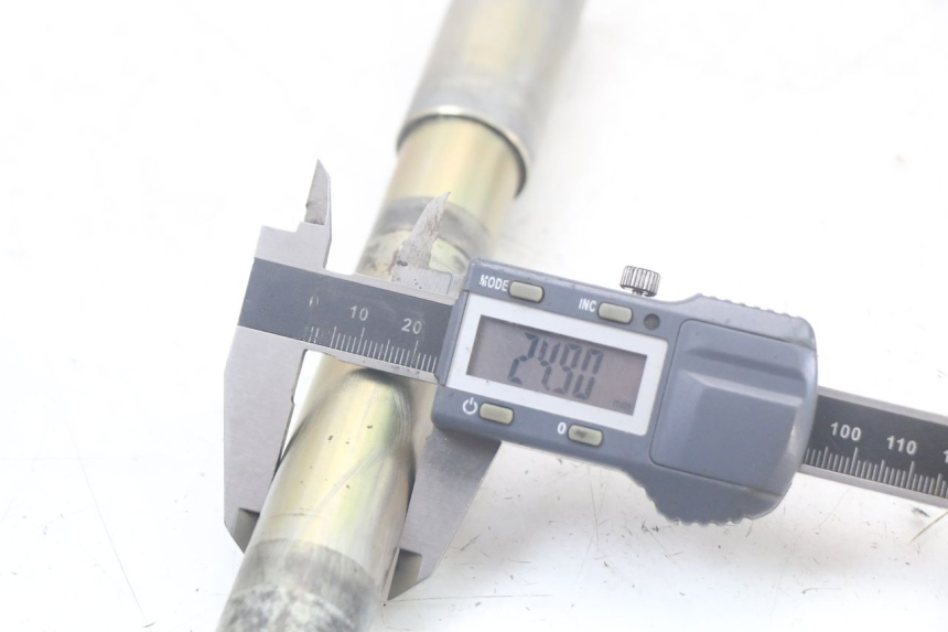 photo de EJE DE LA RUEDA DELANTERA TRIUMPH SPEED TRIPLE T301 900 (1994 - 1996) - Primer plano técnico