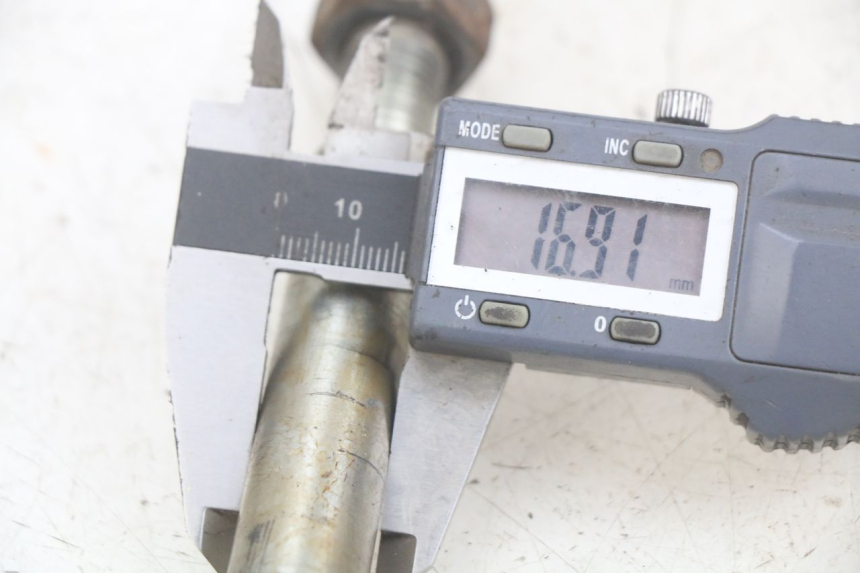 photo de EJE DE LA RUEDA DELANTERA PEUGEOT SPEEDFIGHT LC 50 (1996 - 2002) - Detalle de la pieza