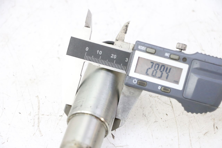 photo de EJE RUEDA DELANTERO TRIUMPH SPRINT 900 (1995 - 1998) - Otra perspectiva