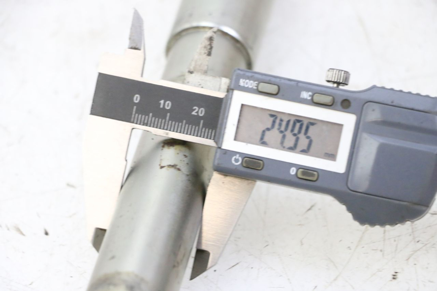 photo de EJE RUEDA DELANTERO TRIUMPH SPRINT 900 (1995 - 1998) - Primer plano técnico