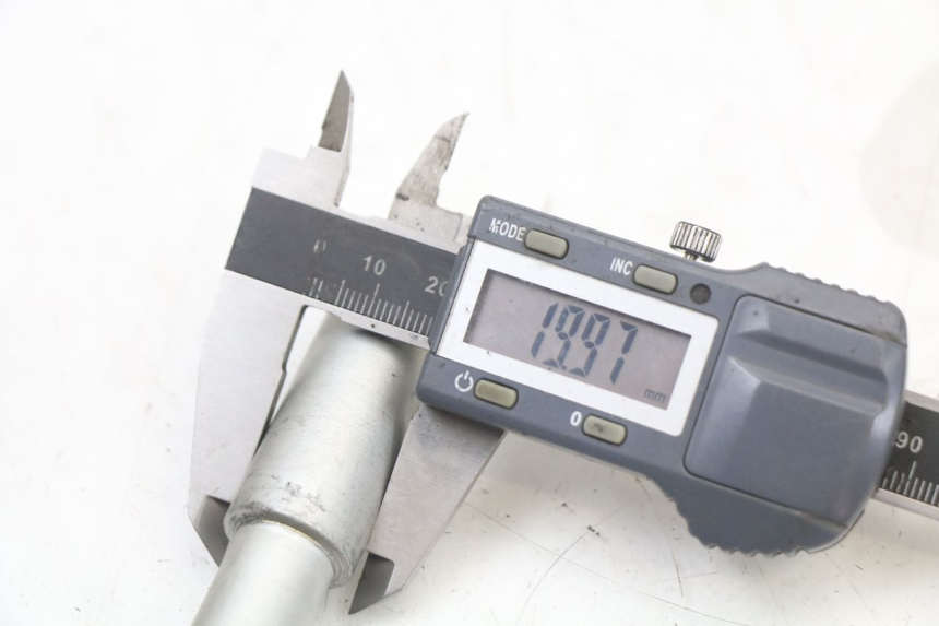 photo de EJE RUEDA DELANTERO APRILIA SR MOTARD 50 (2012 - 2018) - Otra perspectiva