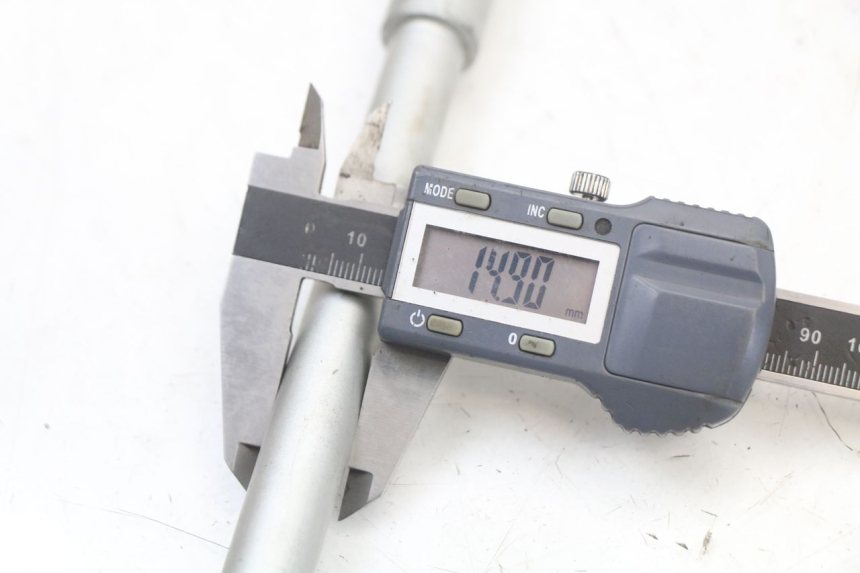 photo de EJE RUEDA DELANTERO APRILIA SR MOTARD 50 (2012 - 2018) - Primer plano técnico