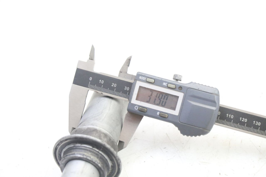 photo de EJE RUEDA DELANTERO HONDA ST PAN EUROPEAN 1300 (2002 - 2013) - Primer plano técnico