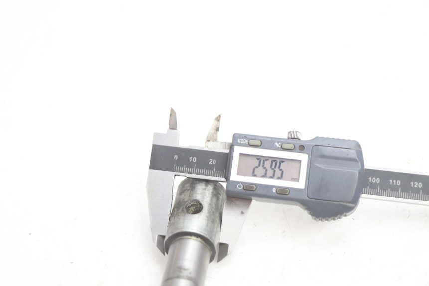 photo de EJE RUEDA DELANTERO HONDA ST PAN EUROPEAN 1100 (1990 - 2002) - Primer plano técnico