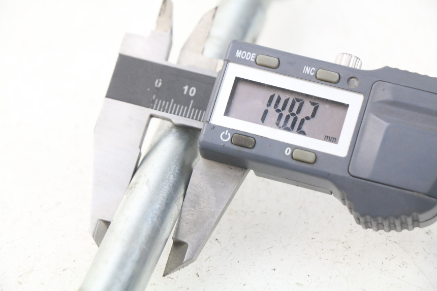 photo de EJE RUEDA DELANTERO NITRO MOTORS STORM DIRTBIKE 110 - Zoom estado de uso