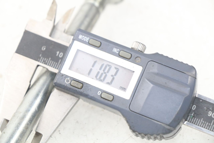 photo de EJE RUEDA DELANTERO FYM STRADA 50 (2007 - 2014) - Otra perspectiva