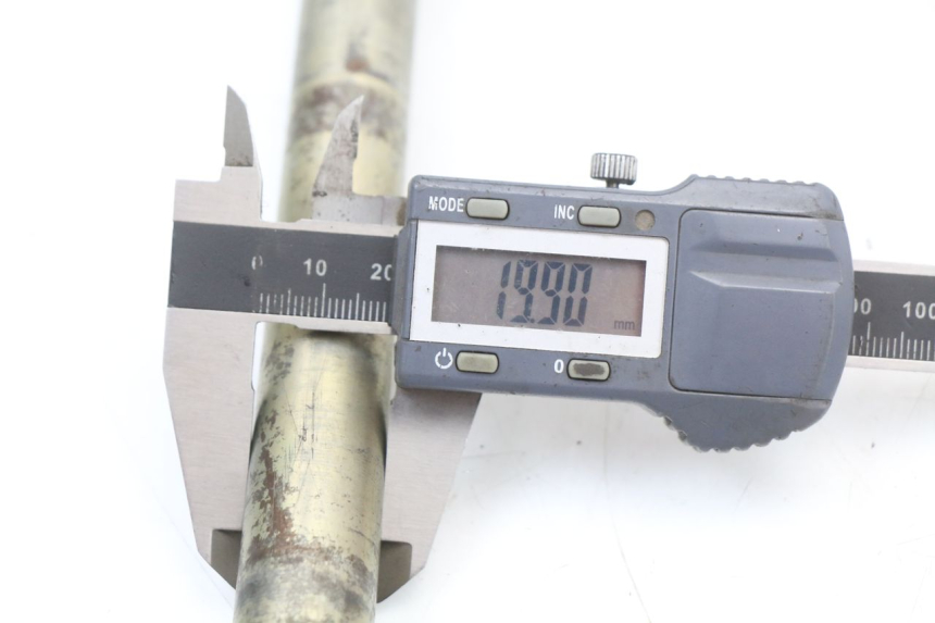 photo de EJE RUEDA DELANTERO CAGIVA SUPER CITY 125 (1992 - 1997) - Primer plano técnico