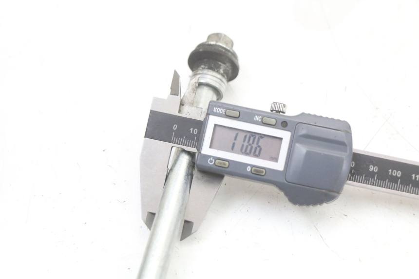 photo de EJE RUEDA DELANTERO SUZUKI BURGMAN 125 (2018 - 2021) - Primer plano técnico