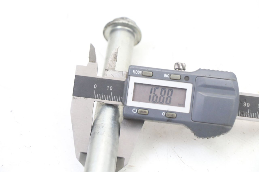 photo de EJE DE LA RUEDA DELANTERA SUZUKI GSF S BANDIT 600 (2000 - 2004) - Otra perspectiva