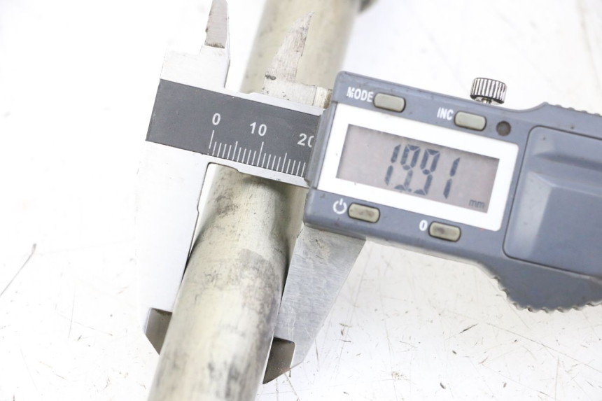 photo de EJE RUEDA DELANTERO SUZUKI GSX F GSXF 650 (2007 - 2015) - Detalle de la pieza