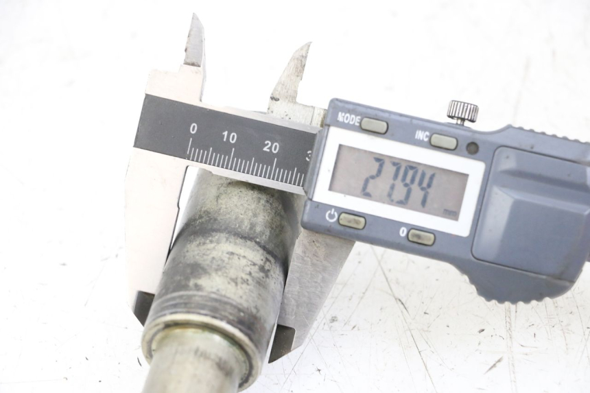 photo de EJE RUEDA DELANTERO SUZUKI GSX F GSXF 650 (2007 - 2015) - Zoom estado de uso