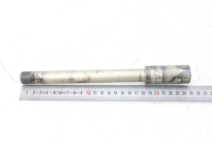 photo de EJE RUEDA DELANTERO SUZUKI GSX F GSXF 650 (2007 - 2015) - Primer plano técnico