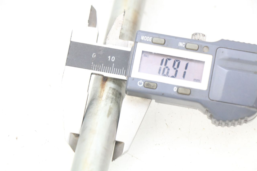 photo de EJE DE LA RUEDA DELANTERA SUZUKI SV N 650 (1999 - 2002) - Detalle de la pieza