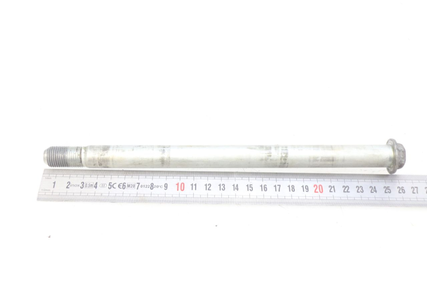 photo de EJE DE LA RUEDA DELANTERA SUZUKI SV N 650 (1999 - 2002) - Primer plano técnico