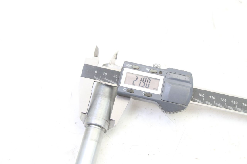 photo de EJE RUEDA DELANTERO SUZUKI SV S 650 (2003 - 2009) - Primer plano técnico