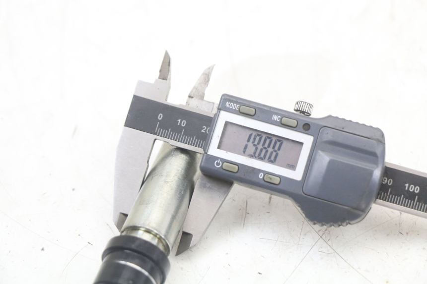 photo de EJE RUEDA DELANTERO HUSQVARNA SVARTPILEN 401 (2018 - 2023) - Primer plano técnico