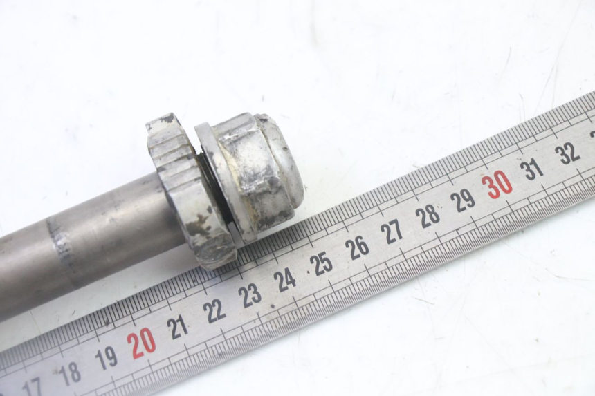 photo de EJE RUEDA DELANTERO KTM SX 85 (2013 - 2017) - Primer plano técnico