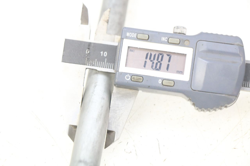 photo de EJE DE LA RUEDA DELANTERA APRILIA SXR 50 (2021 - 2023) - Detalle de la pieza